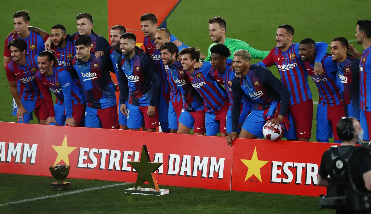 Para pemain tim Barcelona merayakan kemenangan atas Juventus setelah pertandingan pertandingan Joan Gamper Trophy di Estadi Johan Cruyff, Minggu (8/8/2021). Barcelona berhasil menjuarai Trofi Joan Gamper 2021 usai menggilas Juventus dengan skor 3-0. (AP/Joan Monfort)
