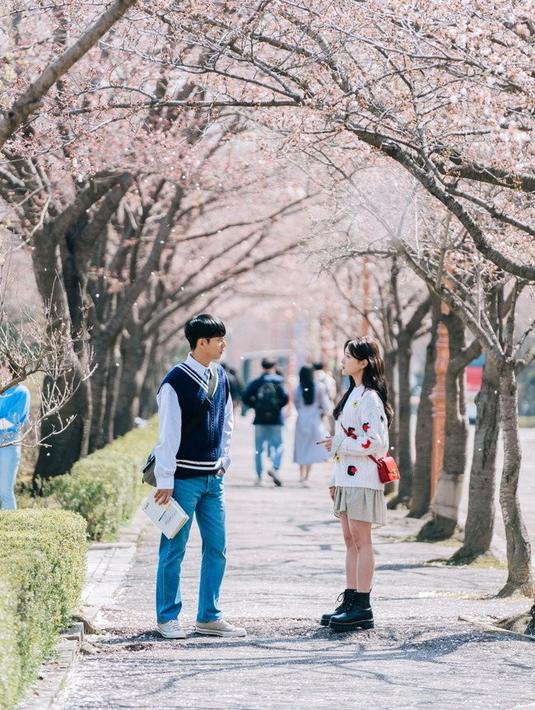 Kira-kira apa yang dibicarakan Kim Jung Ho dan Kim Yu Ri di sini? Jawabannya dapat ditemukan pada 29 Agustus 2022 mendatang. (Foto: KBS2 via allkpop)