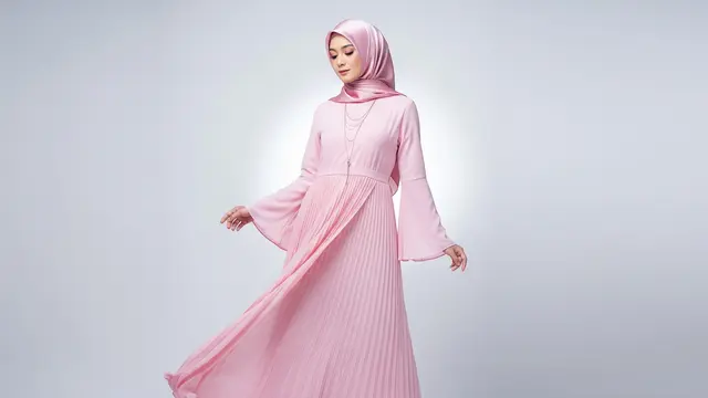 Dress Plisket Satu Warna yang Elegan