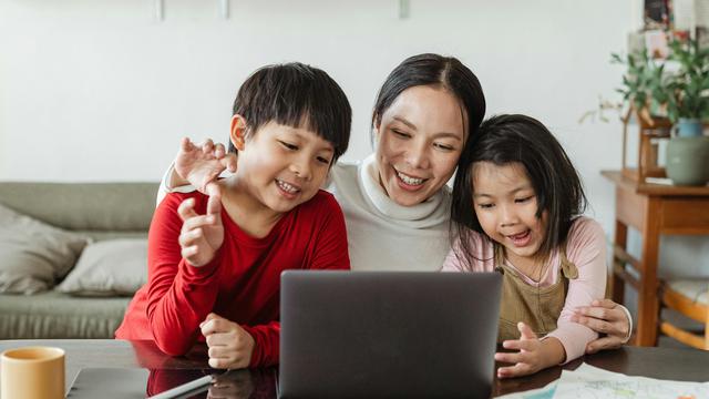 Mengenal Strawberry Parents, Ciri-ciri, dan Dampaknya yang Fatal pada Anak-Anak