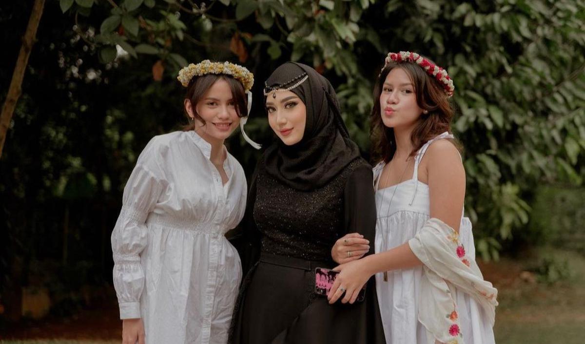 Tengku Syaira Anataya emang udah punya bakat jadi artis sejak kecil.