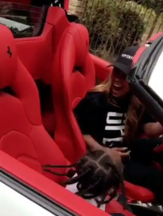 Di beberapa foto yang diunggah di akun Instagram pribadinya, Chyna terlihat sedang asik-asiknya menggunakan mobil Ferrari yang baru saja dibelinya. Mobil tersebut kabarnya baru saja dibeli seharga US$ 272,7 ribu. (Instagram/blacchyna)