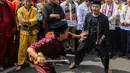 Tradisi masyarakat Betawi, palang pintu menjadi pembuka acara tahunan Lebaran Tenabang 2024 di Tanah Abang, Jakarta, Sabtu (11/5/2024). (Liputan6.com/Angga Yuniar)