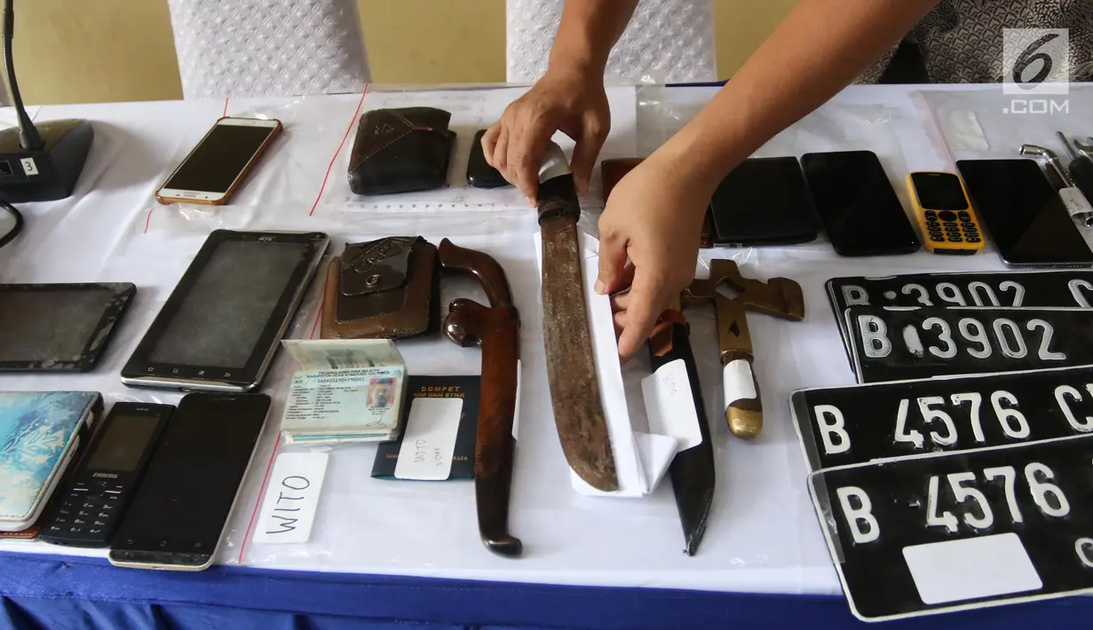Barang bukti komplotan pencurian saat rilis di RS Polri, Jakarta, Jumat (18/5). Menurut polisi, komplotan tersebut sudah beraksi puluhan kali di Jakarta dan sekitarnya. (Liputan6.com/Arya Manggala)