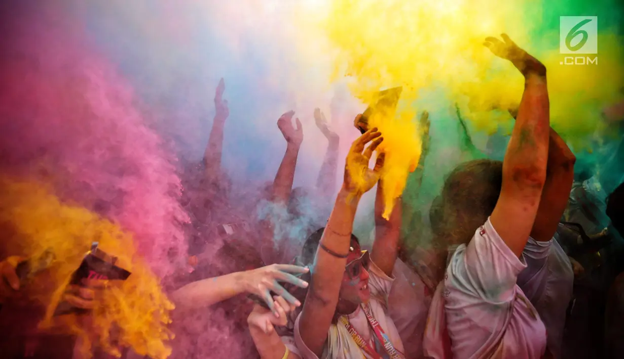 Para peserta mengikuti lari santai The Color Run di kawasan komplek Gelora Bung Karno, Jakarta, Minggu (16/9). The Color Run Mengusung tema 'Hero Tour', mengajak dan mendorong masyarakat untuk hidup. (Liputan6.com/Faizal Fanani)