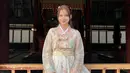 Kunjungi Gyeongbokgung Palace, artis dengan nama lengkap Callista Arum Dewi Rumengan ini mengenakan hanbok. Pakai busana tradisional Korea dengan rambut yang diikat tengah, Callita Arum makin cantik. Wajah cantik kekasih Cinta Brian ini dipoles dengan makeup natural. Tidak lupa Callista membawa tas yang motifnya selaras dengan hanbok yang dikenakannya. (Liputan6.com/IG/@callistarum)