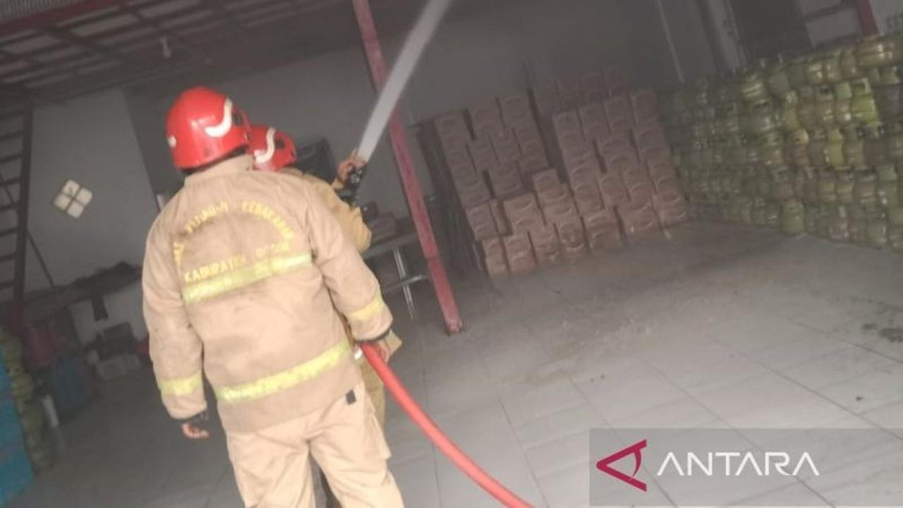 Damkar Bogor Sigap Padamkan Kebakaran Gudang Kasur di Metland Cileungsi dalam Waktu Singkat