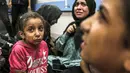 Warga Palestina yang terluka duduk di Rumah Sakit al-Shifa di Kota Gaza, Jalur Gaza, setelah tiba dari Rumah Sakit al-Ahli menyusul ledakan di sana, Selasa (17/10/2023). (AP Photo/Abed Khaled)