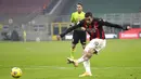 Pemain AC Milan Ante Rebic mencetak gol ke gawang Parma pada pertandingan Serie A di Stadion San Siro, Milan, Italia, Minggu (13/12/2020). AC Milan masih puncaki klasemen usai bermain imbang 2-2 lawan Parma. (AP Photo/Luca Bruno)