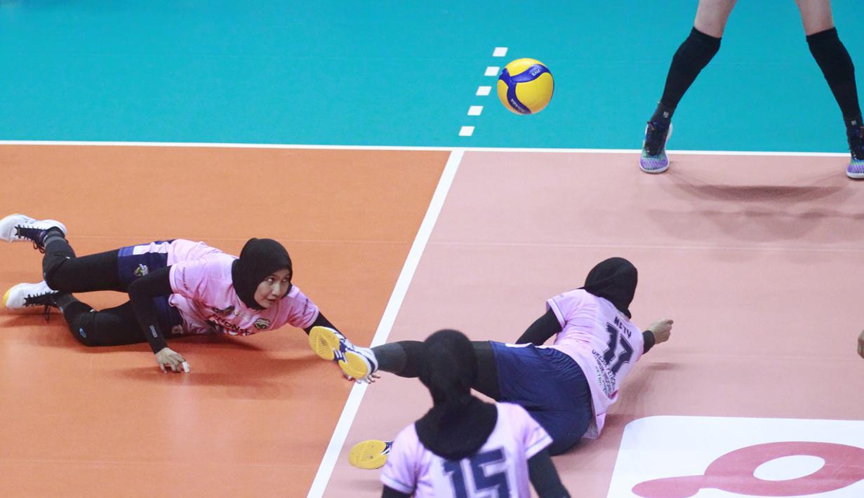 Dua pemain Gresik Petrokimia Pupuk Indonesia, Nety Dyah Puspitarani (kanan) dan Yolana Bheta Pangestika berusaha menjangkau bola yang dilepaskan pemain Bandung bjb Tandamata pada laga pembuka Final Four Proliga 2023 seri pamungkas di GOR Sritex Arena Solo, Surakarta, Kamis (9/3/2023). Gresik Petrokima kalah 0-3 (17-25, 21-25 dan 20-25). (Proliga 2023)