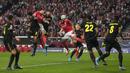 Tertinggal satu angka di babak pertama, Benfica menambah intensitas serangan. Hasilnya, Goncalo Ramos (tengah) sukses mencetak gol usai melepas sepakan keras dari luar kotak penalti pada menit ke-72. (AP/Armando Franca)