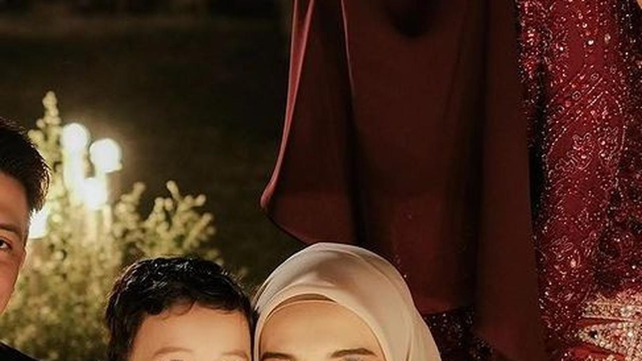 <b>Dress Brokat dengan Sentuhan Payet</b><br>