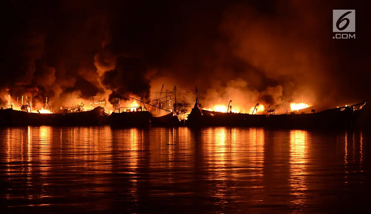 Sebanyak 18 kapal nelayan terbakar Pelabuhan Muara Baru, Penjaringan, Jakarta Utara, Sabtu (23/2). Informasi kebakaran diterima petugas sekitar pukul 15.19 WIB dan sempat terdengar suara ledakan dari kapal. (merdeka.com/Imam Bukhori)
