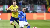 Gelandang Italia, Marco Verratti (kanan), terkena kartu kuning pada kualifikasi Piala Dunia 2018 melawan Swedia. (AFP/Jonathan Nackstrand)
