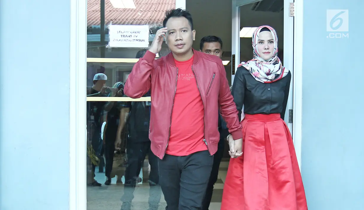 Vicky Prasetyo menggandeng tangan Angel Lelga seusai mengisi acara di kawasan Tendean, Jakarta, Selasa (9/1). Vicky dan Angel kabarnya akan menyebar sekitar tiga ribu undangan di pesta pernikahannya nanti. (Liputan6.com/Herman Zakharia)