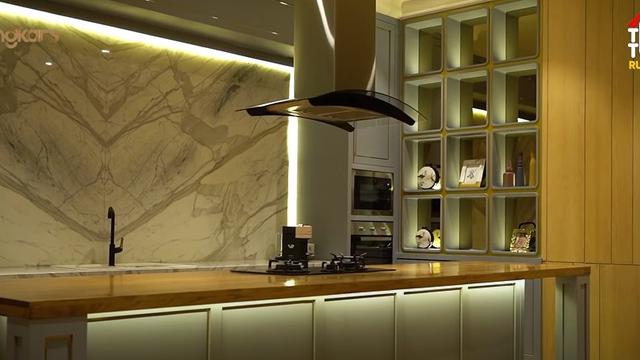 Interior Dapur Didominasi Kayu dan Warna Netral