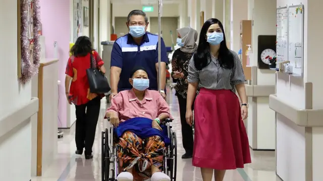 Ani Yudhoyono menikmati udara segar bersama SBY di luar ruang perawatan rumah sakit. (Foto: Dok. Anung Anindito)