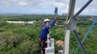 Teknisi XL Axiata memeriksa perangkat BTS di atas tower yang berada di area Nusa Dua, Bali, belum lama ini. XL Axiata telah siap menghadirkan jaringan 4G dan 5G guna mensukseskan gelaran KTT G20 di Bali, 15-16 November 2022. Dok: XL Axiata