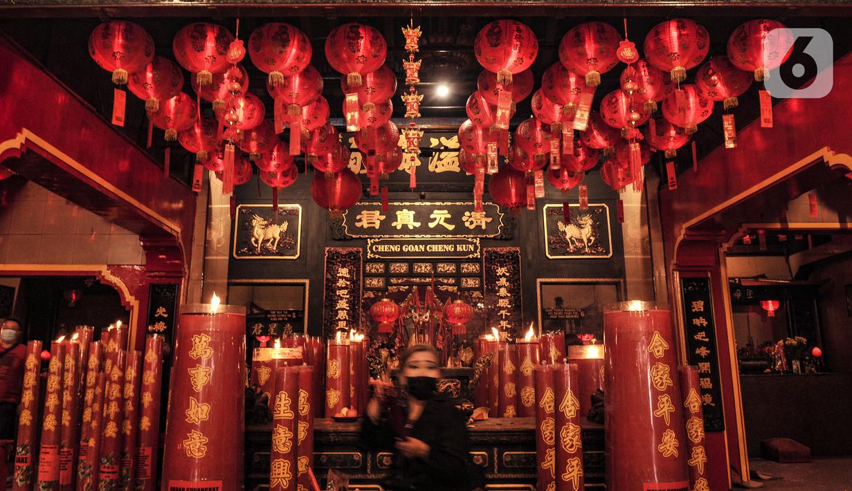 Warga keturunan Tionghoa sembahyang malam Tahun Baru Imlek 2572 di klenteng kawasan Petak Sembilan, Glodok, Jakarta, Kamis (11/2/2021). Berbeda pada tahun sebelumnya, sembahyang malam Imlek kali ini dibatasi hingga pukul 18.00 WIB. (merdeka.com/Iqbal S. Nugroho)