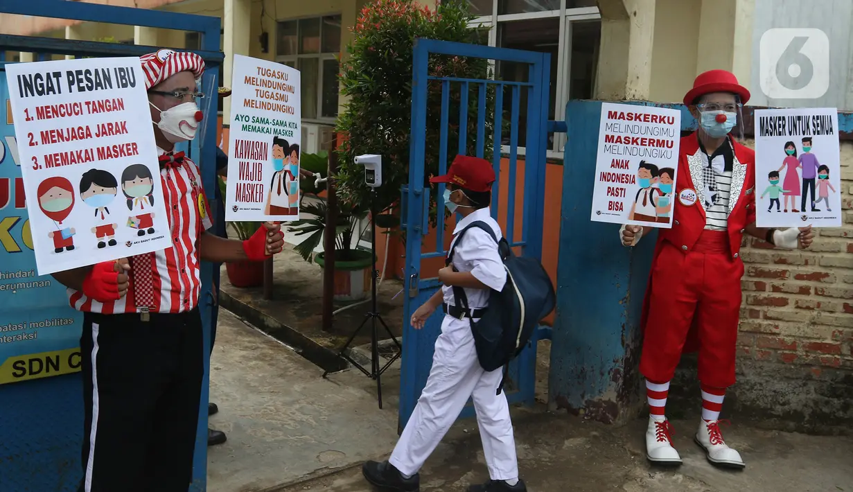 Seniman Aku Badut Indonesia (ABI) mengkampanyekan memakai masker di SDN 03 Citayam, Kabupaten Bogor, Jawa Barat, Senin (6/9/2021). Aksi tersebut tentang protokol kesehatan serta membagikan masker kepada anak-anak sekolah yang menggelar Pembelajaran Tatap Muka (PTM). (Liputan6.com/Herman Zakharia)