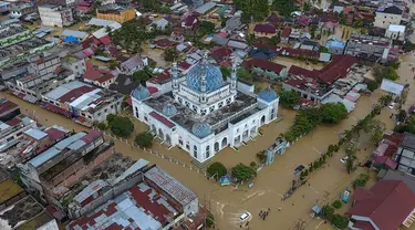 Foto udara menunjukkan bangunan, termasuk masjid, terendam banjir di Lhoksukon, Aceh Utara, Aceh, 3 Januari 2022. Banjir besar melanda Aceh Utara menyusul hujan deras di wilayah tersebut. (ZIKRI MAULANA/AFP)