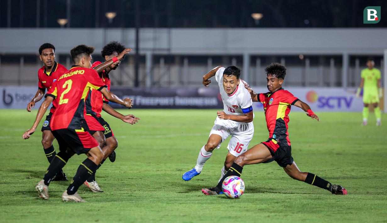 Pemain Timnas Indonesia U-20, Dony Tri Pamungkas (kedua kanan) melewati pemain Timor Leste, Luis Figo Ribeiro (kanan) pada laga Grup F Kualifikasi Piala Asia U-20 2025 di Stadion Madya, Senayan, Jakarta, Jumat (27/09/2024). (Bola.com/Bagaskara Lazuardi)
