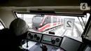 Petugas mengecek kesiapan kereta listrik saat uji coba di stasiun LRT TMII, Jakarta, Rabu (11/11/2020). Tes dilakukan mulai dari uji kelayakan hingga kebisingan. Ditargetkan LRT Jabodebek beroperasi pertengahan 2022. (Liputan6.com/Faizal Fanani)