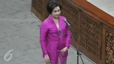 Alfia Reziani bersiap dilantik Pengganti Antar Waktu, Puan Maharani dalam Rapat Paripurna ke 22 Masa Sidang III Tahun 2015-2016 di Gedung DPR, Jakarta, Kamis (17/3/2016). Alfia menggantikan Puan yang menjadi Menko PMK. (Liputan6.com/Johan Tallo)