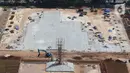 Suasana revitalisasi  taman sisi selatan Monunem Nasional, Jakarta, Rabu (29/1/2020).  Berdasarkan hasil rapat koordinasi Pemprov bersama DPRD DKI Jakarta, proyek revitalisasi monas dihentikan sementara menunggu surat persetujuan dari Kemensetneg. (Liputan6.com/Herman Zakharia)