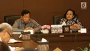 Anggota Wantimpres Agum Gumelar (kiri) bersama Ketua Wantimpres Sri Adiningsih memberi sambutan saat menerima kunjungan petinggi EMTEK Group di Jakarta, Jumat (18/5). Pertemuan ini silaturahmi dan pengenalan program SCM. (Liputan6.com/Angga Yuniar)