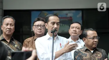 Presiden Joko Widodo memberi keterangan pers usai menjenguk Menko Polhukam Wiranto di RSPAD Gatot Soebroto, Jakarta, Kamis (10/10/2019). Wiranto terluka di perut akibat penyerangan oleh pria yang terpapar paham radikalisme di Pandeglang, Banten. (merdeka.com/Iqbal S. Nugroho)