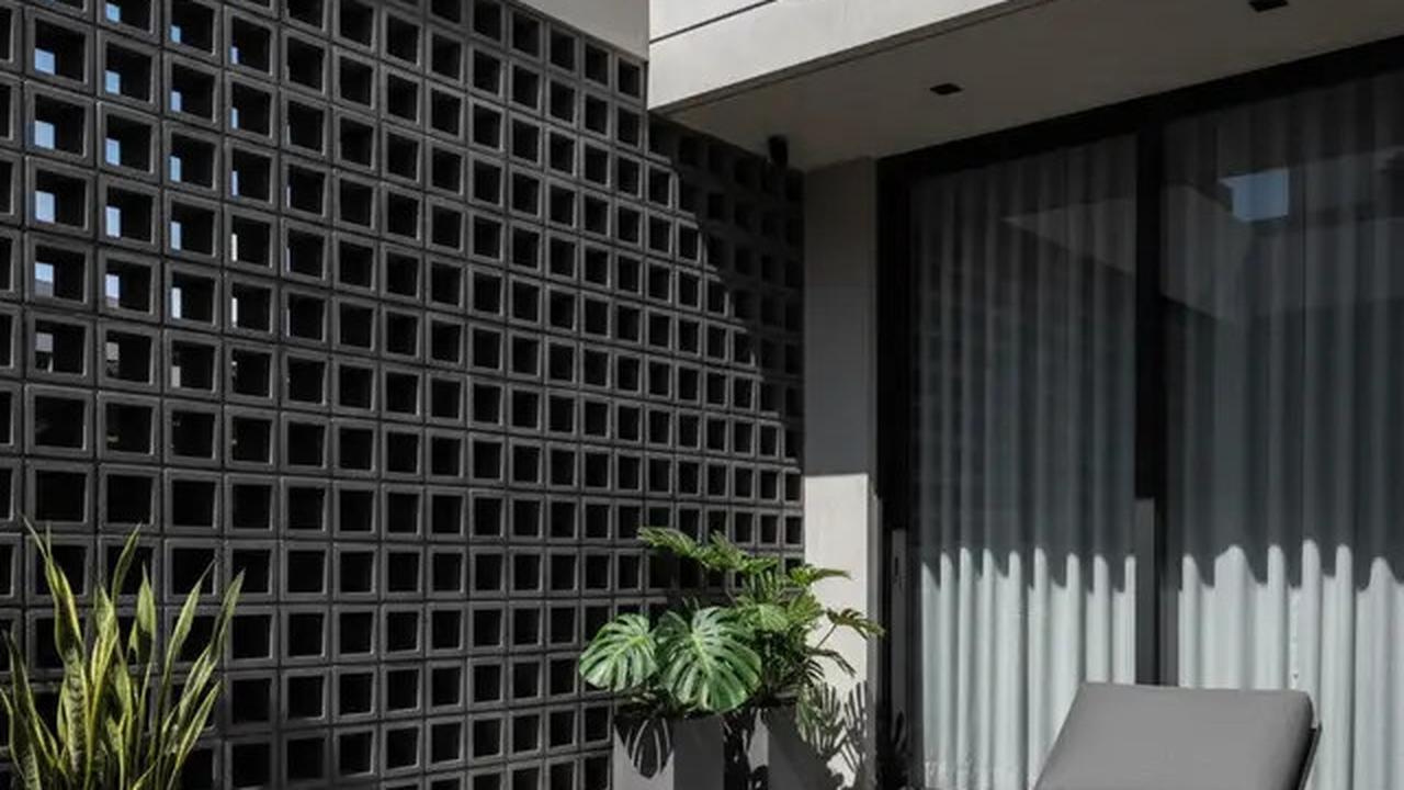 7 Inspirasi Teras Rumah Modern dengan Dinding Roster Tembus Cahaya, Bikin Hunian Makin Kekinian