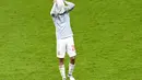 Penyerang Spanyol, Pedri menutup mukanya dengan jerseynya usai pertandingan melawan Italia pada semifinal UEFA Euro 2020 di Stadion Wembley di London, Inggris, Rabu (7/7/2021). Spanyol takluk atas Italia 4-2 lewat adu penalti setelah laga imbang 1-1 selama 120 menit. (Facundo Arrizabalaga/Pool Photo