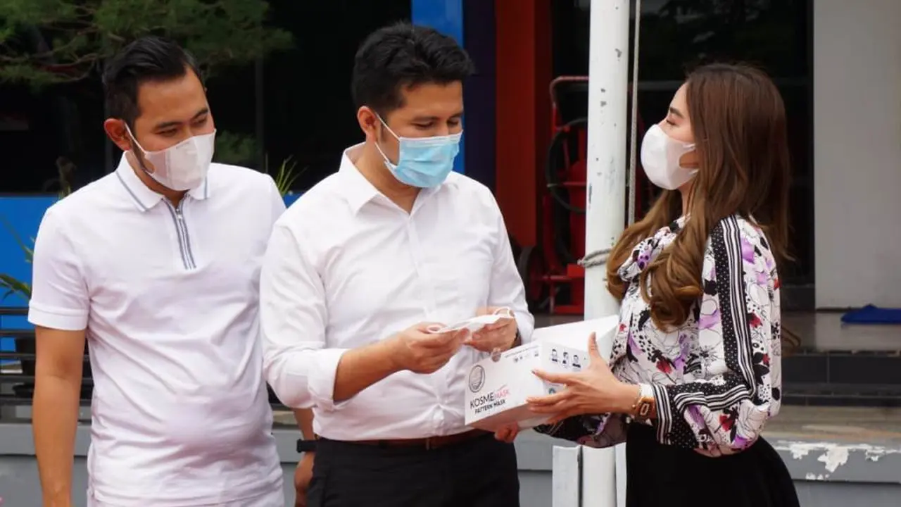 Bagikan Masker 1 Bus, KosmeMask Peringati Setahun Covid-19 di Indonesia
