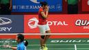 Pebulutangkis tunggal Putri Indonesia, Lindaweni Fanetri menutup wajah usai berlaga melawanTai Tzu Ying (China Taipei) di Total BWF World Championships 2015, Jakarta, Jumat (14/8/2015). Lindaweni unggul 14-21 22-20 21-12. (Liputan6.com/Helmi Fithriansyah)