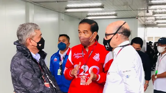 Preside Jokowi berbincang dengan CEO Dorna Sports Carmelo Ezpeleta, Minggu (20/3/2022).