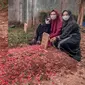 Momen Haru Ria Ricis Datang ke Makam Ayahnya, Berusaha Tampil Tegar. (Sumber: Instagram/riaricis1795)