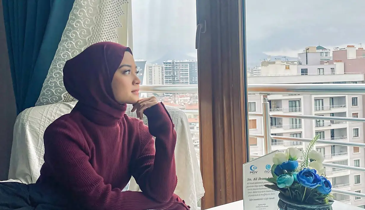 <p>Dikenal sebagai pemeran Wati dalam film Dilan, Yoriko beberapa waktu lalu sudah menjalani syuting untuk serialnya yang berjudul MenemunkanMu. Melakukan syuting di Turki, penampilannya saat memakai hijab ini pun mencuri perhatian. (Liputan6.com/IG/@yorikooangln_)</p>