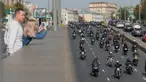 Orang-orang memotret para pengendara motor yang berkendara di sepanjang jalan lingkar Garden dalam sebuah parade sepeda di Moskow, Rusia, pada 26 September 2020. Beberapa ribu pengendara sepeda motor ikut serta dalam parade tersebut. (Xinhua/Alexander Zemlianichenko Jr)