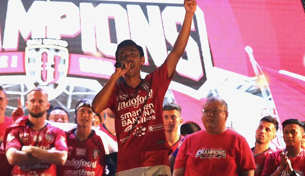 Kapten Bali United, Fadil Sausu, saat merayakan gelar juara Liga 1 2019 di Stadion Kapten I Wayan Dipta, Bali, Senin (23/12). Puncak perayaan juara ini dimeriahkan Via Vallen dan Tari Kecak. (Bola.com/Aditya Wany)