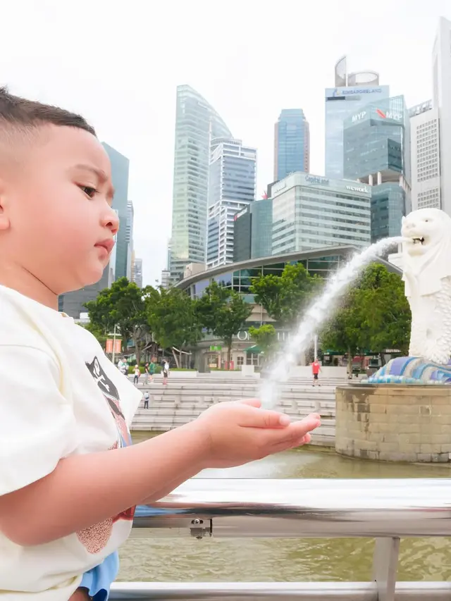 Rayyanza Berpose Lucu di Depan Patung Merlion, Komentar Netizen Bikin Salfok