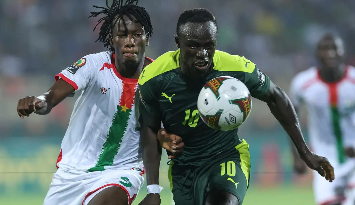 Senegal sukses melangkah ke final Piala Afrika 2021 usai mengalahkan Burkina Faso di Ahmadou Ahidjo Stadium, Yaounde, Kamis (3/2/2022) dini hari WIB. Penyerang Liverpool, Sadio Mane jadi aktor penting usai tampil gemilang pada laga tersebut. (AFP/Kenzo Tribouillard)