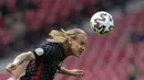 Bek Kroasia, Domagoj Vida menyundul bola saat bertanding melawan Republik Ceko pada pertandingan grup D Euro 2020 di stadion Hampden Park di Glasgow, Jumat (18/6/2021). Hasil ini tidak mengubah posisi Republik Ceko di puncak klasemen Grup D dengan empat poin. (AP Photo/Petr David Josek)