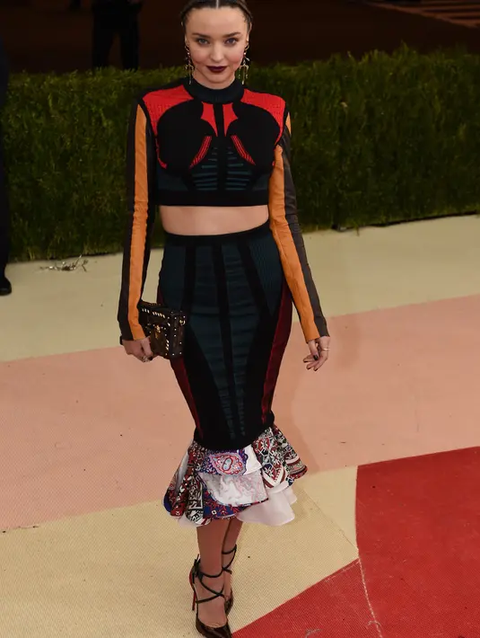 Perampok yang berusaha masuk ke dalam rumah Miranda dikabarkan telah menikam bagian mata para petugas keamanan yang kemudian melemparkan tembakan ke arah perampok. (AFP/Bintang.com)