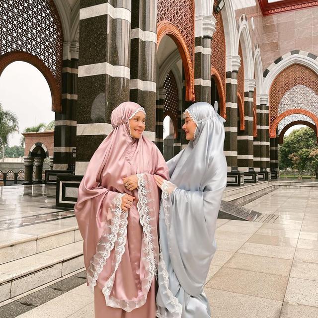 Kini Sudah Jadi Ibu, Ini 6 Potret Kebersamaan Dinda Hauw dan Sang Ibunda