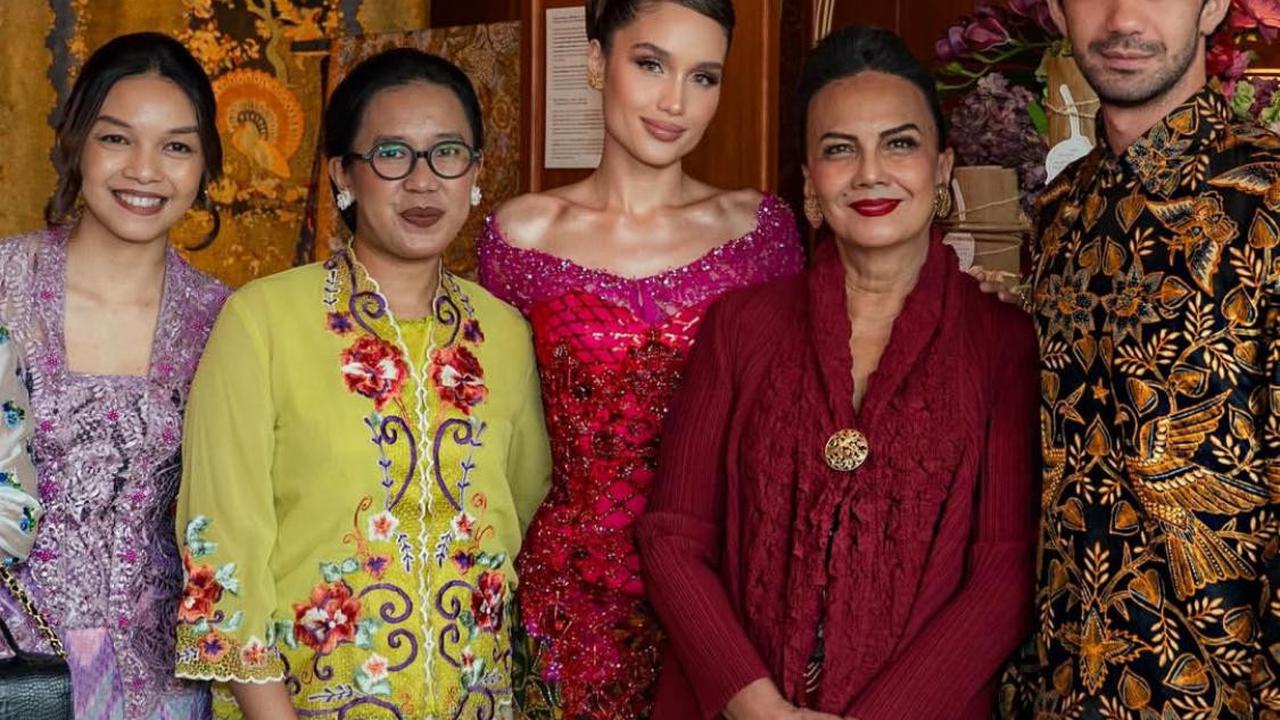 7 Potret Cinta Laura Tampil Elegan dalam Kebaya Merah Muda di Hari Kartini