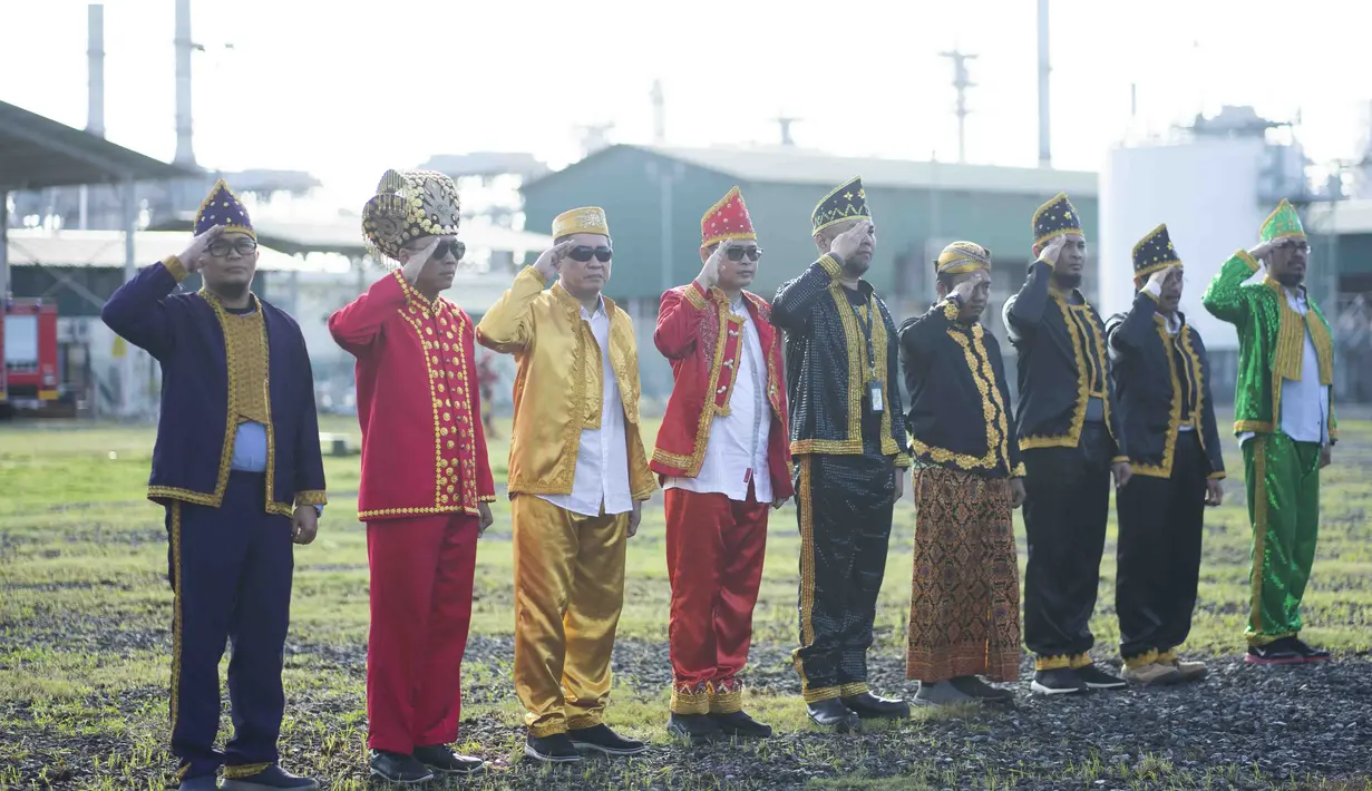 Jajaran kepala divisi SKK Migas mengikuti upacara bendera HUT ke-74 RI di kilang JOB Pertamina-Medco EP Tomori Sulawesi, Sabtu (17/8/2019). Upacara digelar guna menumbuhkan rasa cinta Tanah Air serta mengenang jasa pahlawan yang berjuang meraih kemerdekaan Indonesia. (Liputan6.com/Immanuel Antonius)