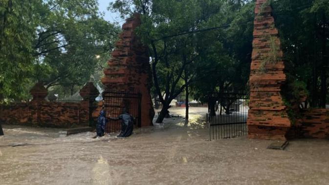 Banjir Kepung Cirebon: Lalu Lintas Lumpuh, Puluhan Personel Brimob Dikerahkan