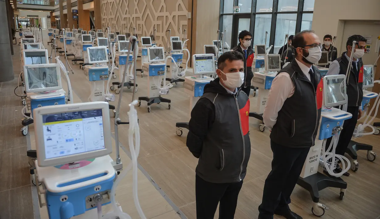 Para petugas medis yang mengenakan masker terlihat di Rumah Sakit Kota Basaksehir di Istanbul, Turki, pada 20 April 2020. Fase pertama dari rumah sakit superbesar baru itu, yang akan digunakan untuk merawat pasien COVID-19, diresmikan pada Senin (20/4) di Istanbul. (Xinhua)