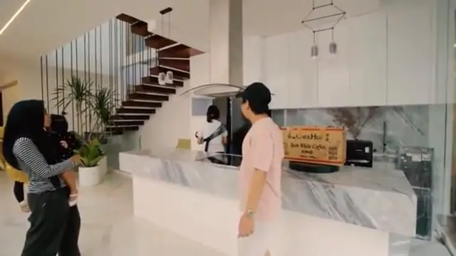 10 Potret Rumah Raditya Dika Usai Renovasi, Ada Lampu Hias di Kandang Kucing